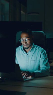 Ofiste geç saatlere kadar çalışan bayan iş kadını yorgun ve bitkin hissederken dizüstü bilgisayar kullanıyor. Okuma, kopyalama, düzenleme, ve sıkışık bir son tarihte yorgunluk ve beyin sisi ile mücadele