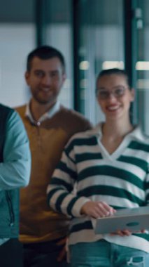 Modern bir ofiste açık bir alanda işbirliği yapan çeşitli etnik çeşitlilikte girişimci ve liderlerden oluşan bir iş ekibi. Takım çalışmaları, motivasyonları ve ortaklıkları şirketlerin büyümesini ve başarısını besliyor.