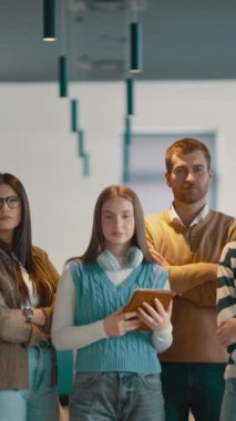 Modern bir ofiste, açık bir alanda işbirliği yapan çeşitli, etnik çeşitlilikte girişimci ve liderlerden oluşan bir iş ekibi. Takım çalışmaları, motivasyonları ve ortaklıkları şirketlerin büyümesini ve başarısını besliyor.