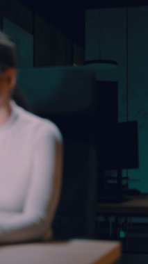 Ofiste geç saatlere kadar çalışan bayan iş kadını yorgun ve bitkin hissederken dizüstü bilgisayar kullanıyor. Okuma, kopyalama, düzenleme, ve sıkışık bir son tarihte yorgunluk ve beyin sisi ile mücadele