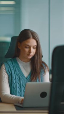 Üst düzey iş adamı, bilişim uzmanı, tüccar ve kripto yatırımcısı modern bir çalışma alanında dijital tablet kullanıyor. Açık ofis ortamında çalışan teknoloji meraklısı bir profesyonel..