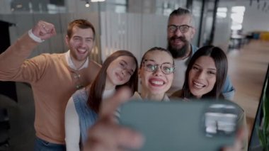 Çeşitli iş adamları, yaratıcı bir özçekim, gösterişli bir takım çalışması ve canlı bir iş yeri kültürü yakalamak için modern bir açık mekan modern ofisindeki görevlerine ara verirler.. 