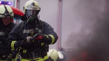 İtfaiyeciler yangını kontrol etmek için alevlerle savaşır, yayılmak için değil. İtfaiyeci endüstriyel ve kamu güvenliği kavramı. Trafik ya da araba kazası kurtarma ve yardım