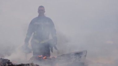 Koruyucu kıyafetli kahraman bir itfaiyecinin portresi. İtfaiyeci itfaiye operasyonunda. Yüksek kalite fotoğraf