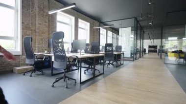 Modern başlangıç merkezleri çağdaş bir kurumsal ortamda cam ofislerden oluşur, modern bir çalışma alanının gösterişli, yenilikçi ve minimalist tasarım estetiğini vurgularlar. 