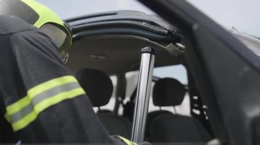 Yetenekli itfaiyecilerden oluşan bir ekip, özel araçlar ve hızlı tepkiler kullanarak bir arabanın içinde mahsur kalan kişiyi kurtarır. Yüksek bahisli bir kurtarma operasyonunda kahramanlıklarını ve hassasiyetlerini gösterirler.