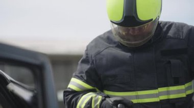 Özel aletlerle donatılmış cesur bir itfaiyeci, bir araba kazasında sıkışan insanları kahramanca kurtarır. Hayati tehlikesi olan bir acil durum karşısında dikkat çekici bir hassasiyet ve cesaret gösterir.