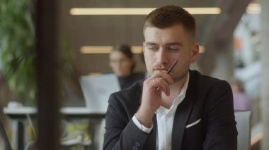 İşletme ofisindeki uygun bir yönetici, iş dünyasındaki stratejik düşünce ve karar verme mekanizmasını örnek alarak, yeni iş girişimlerini tasarlamak için bir kalem kullanır.. 