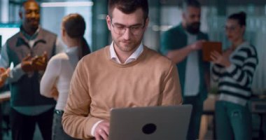 Modern bir ofiste birlikte çalışan başarılı bir iş adamı. Yöneticiler ve çalışanlar işbirliği yapar, beyin fırtınası ve gösteri takım çalışması, liderlik ve yenilik özgüvenli, dinamik