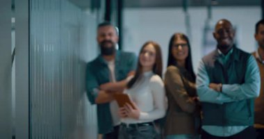 Modern bir ofiste, açık bir alanda işbirliği yapan çeşitli, etnik çeşitlilikte girişimci ve liderlerden oluşan bir iş ekibi. Takım çalışmaları, motivasyonları ve ortaklıkları şirketlerin büyümesini ve başarısını besliyor.