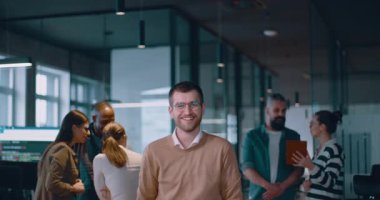 Modern bir ofiste birlikte çalışan başarılı bir iş adamı. Yöneticiler ve çalışanlar işbirliği yapar, beyin fırtınası ve gösteri takım çalışması, liderlik ve yenilik özgüvenli, dinamik