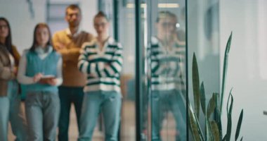 Modern bir ofiste, açık bir alanda işbirliği yapan çeşitli, etnik çeşitlilikte girişimci ve liderlerden oluşan bir iş ekibi. Takım çalışmaları, motivasyonları ve ortaklıkları şirketlerin büyümesini ve başarısını besliyor.