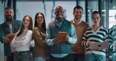 Modern bir ofiste, açık bir alanda işbirliği yapan çeşitli, etnik çeşitlilikte girişimci ve liderlerden oluşan bir iş ekibi. Takım çalışmaları, motivasyonları ve ortaklıkları şirketlerin büyümesini ve başarısını besliyor.