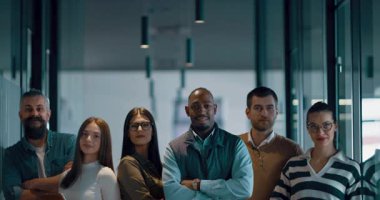 Modern bir ofiste, açık bir alanda işbirliği yapan çeşitli, etnik çeşitlilikte girişimci ve liderlerden oluşan bir iş ekibi. Takım çalışmaları, motivasyonları ve ortaklıkları şirketlerin büyümesini ve başarısını besliyor.