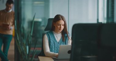 Üst düzey iş adamı, bilişim uzmanı, tüccar ve kripto yatırımcısı modern bir çalışma alanında dijital tablet kullanıyor. Açık ofis ortamında çalışan teknoloji meraklısı bir profesyonel..