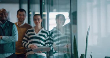 Modern bir ofiste, açık bir alanda işbirliği yapan çeşitli, etnik çeşitlilikte girişimci ve liderlerden oluşan bir iş ekibi. Takım çalışmaları, motivasyonları ve ortaklıkları şirketlerin büyümesini ve başarısını besliyor.