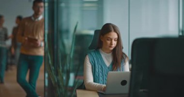 Üst düzey iş adamı, bilişim uzmanı, tüccar ve kripto yatırımcısı modern bir çalışma alanında dijital tablet kullanıyor. Açık ofis ortamında çalışan teknoloji meraklısı bir profesyonel..