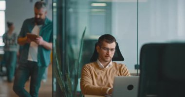 Üst düzey iş adamı, bilişim uzmanı, tüccar ve kripto yatırımcısı modern bir çalışma alanında dijital tablet kullanıyor. Açık ofis ortamında çalışan teknoloji meraklısı bir profesyonel..