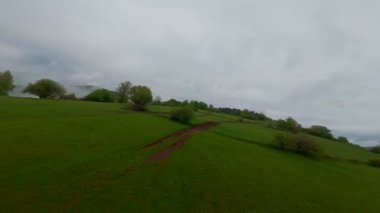 Bereketli yeşil orman dağlarının hava manzarası sisli ve alçak asılı bulutların altında kasvetli bir bulutun altında sakin ve gizemli bir doğal manzara yaratıyor..