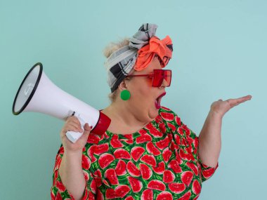 Renkli puantiyeli kıyafetli kendine güvenen bir kadın ve retro başlıklı bir kadın megafona bağırıyor, mavi bir arka plana karşı güçlü bir duygu ve tavır sergiliyor.. 