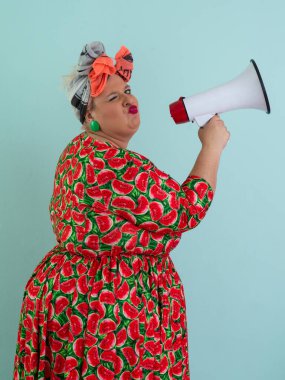 Renkli puantiyeli kıyafetli kendine güvenen bir kadın ve retro başlıklı bir kadın megafona bağırıyor, mavi bir arka plana karşı güçlü bir duygu ve tavır sergiliyor.. 