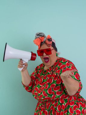 Renkli puantiyeli kıyafetli kendine güvenen bir kadın ve retro başlıklı bir kadın megafona bağırıyor, mavi bir arka plana karşı güçlü bir duygu ve tavır sergiliyor.. 