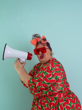 Renkli puantiyeli kıyafetli kendine güvenen bir kadın ve retro başlıklı bir kadın megafona bağırıyor, mavi bir arka plana karşı güçlü bir duygu ve tavır sergiliyor.. 