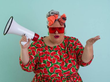 Renkli puantiyeli kıyafetli kendine güvenen bir kadın ve retro başlıklı bir kadın megafona bağırıyor, mavi bir arka plana karşı güçlü bir duygu ve tavır sergiliyor.. 