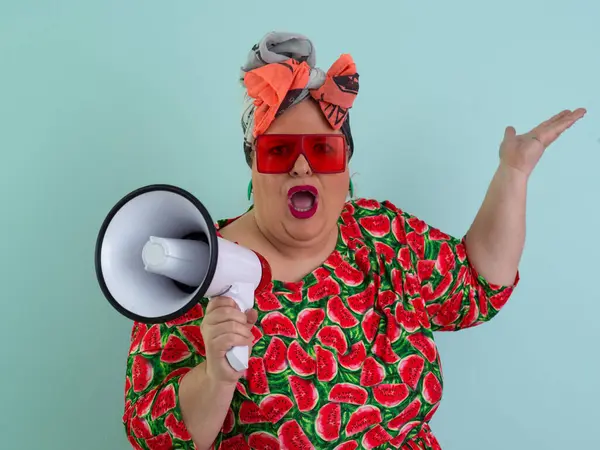 Renkli puantiyeli kıyafetli kendine güvenen bir kadın ve retro başlıklı bir kadın megafona bağırıyor, mavi bir arka plana karşı güçlü bir duygu ve tavır sergiliyor.. 