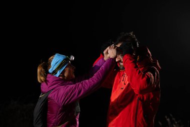 Eğitimden sonra nefes almaktan sıkılan koşucular, teknoloji sporu saatlerine bakmaktan, kalp atış hızı verilerini ve navigasyonlarını kontrol etmekten bıktılar. İki sporcu bir dağda birlikte koşuyor..