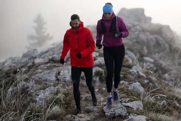 Dağ yolunda koşan bir çiftin izini sürüyorum. Bir çift sabahın erken saatlerinde kros koşusu yapıyor..