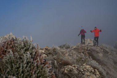 Dağ yolunda koşan bir çiftin izini sürüyorum. Bir çift sabahın erken saatlerinde kros koşusu yapıyor..