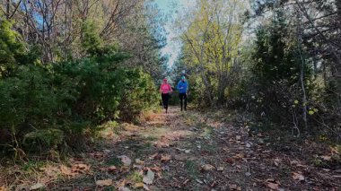 Sportif çift, sabahın erken saatlerinde büyülü bir ormanda koşuşturarak kır yolunu kat ediyor. Açık hava sporu, spor ve sağlık doğada macera, aşk ve aktif yaşam tarzıyla buluşur.