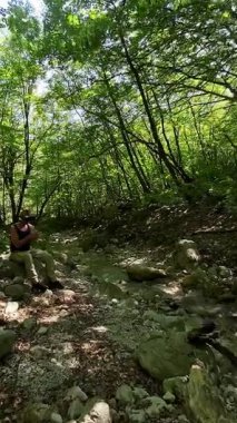 Dik, yıpranmış uçurum duvarlarıyla çevrili sığ bir akıntıyla dar kayalık kanyon dramatik, güneşli bir manzarada doğal erozyon ve macera yakalıyor. Dikey hava fpv