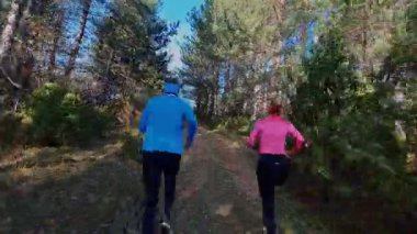 Sportif çift, sabahın erken saatlerinde büyülü bir ormanda koşuşturarak kır yolunu kat ediyor. Açık hava sporu, spor ve sağlık doğada macera, aşk ve aktif yaşam tarzıyla buluşur.