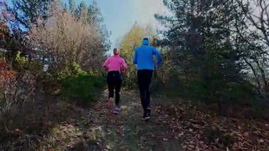 Sportif çift, sabahın erken saatlerinde büyülü bir ormanda koşuşturarak kır yolunu kat ediyor. Açık hava sporu, spor ve sağlık doğada macera, aşk ve aktif yaşam tarzıyla buluşur.