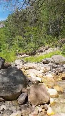 Dik, yıpranmış uçurum duvarlarıyla çevrili sığ bir akıntıyla dar kayalık kanyon dramatik, güneşli bir manzarada doğal erozyon ve macera yakalıyor. Dikey hava fpv