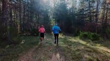 Sportif çift, sabahın erken saatlerinde büyülü bir ormanda koşuşturarak kır yolunu kat ediyor. Açık hava sporu, spor ve sağlık doğada macera, aşk ve aktif yaşam tarzıyla buluşur.