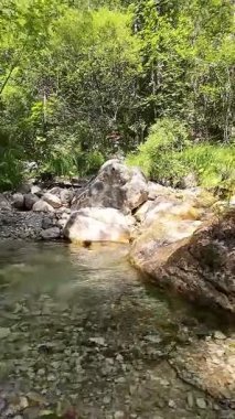 Dik, yıpranmış uçurum duvarlarıyla çevrili sığ bir akıntıyla dar kayalık kanyon dramatik, güneşli bir manzarada doğal erozyon ve macera yakalıyor. Dikey hava fpv