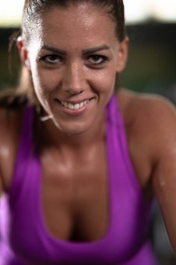 Spor salonunda koşullandırma çalışması yapan odaklanmış bir fitness kadını limitlerini güç, kararlılık ve yoğun özveri ile zorluyor.