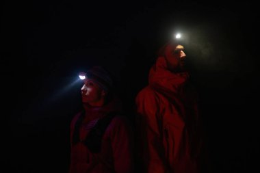 Fenerlerle donatılmış çift, gece havasını kesen ışık huzmeleriyle zifiri karanlıkta bir ormanı keşfediyor..