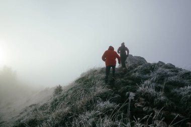 Dağ yolunda koşan bir çiftin izini sürüyorum. Bir çift sabahın erken saatlerinde kros koşusu yapıyor..