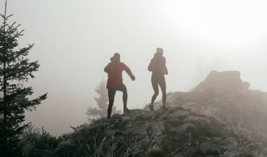 Dağ yolunda koşan bir çiftin izini sürüyorum. Bir çift sabahın erken saatlerinde kros koşusu yapıyor..