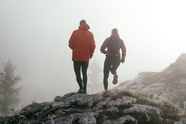 Dağ yolunda koşan bir çiftin izini sürüyorum. Bir çift sabahın erken saatlerinde kros koşusu yapıyor..