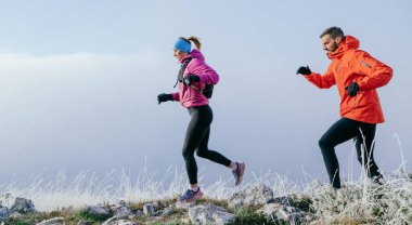Dağ yolunda koşan bir çiftin izini sürüyorum. Bir çift sabahın erken saatlerinde kros koşusu yapıyor..