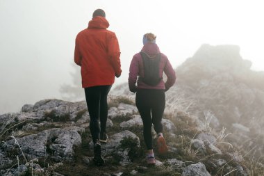 Dağ yolunda koşan bir çiftin izini sürüyorum. Bir çift sabahın erken saatlerinde kros koşusu yapıyor..