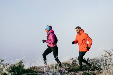 Dağ yolunda koşan bir çiftin izini sürüyorum. Bir çift sabahın erken saatlerinde kros koşusu yapıyor..