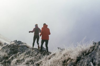 Dağ yolunda koşan bir çiftin izini sürüyorum. Bir çift sabahın erken saatlerinde kros koşusu yapıyor..