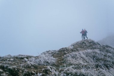 Dağ yolunda koşan bir çiftin izini sürüyorum. Bir çift sabahın erken saatlerinde kros koşusu yapıyor..