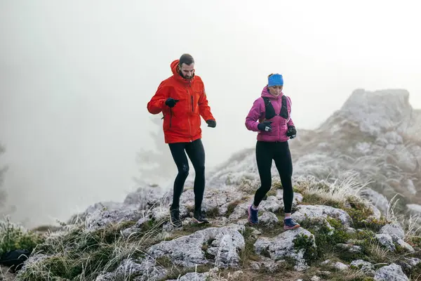 Dağ yolunda koşan bir çiftin izini sürüyorum. Bir çift sabahın erken saatlerinde kros koşusu yapıyor..